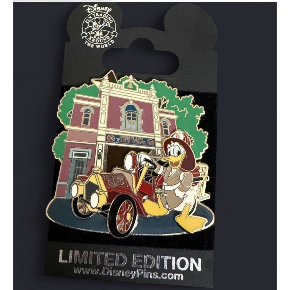 Disney Donald Duck Fireman Disneyland Fire Department LE 1000 Pin